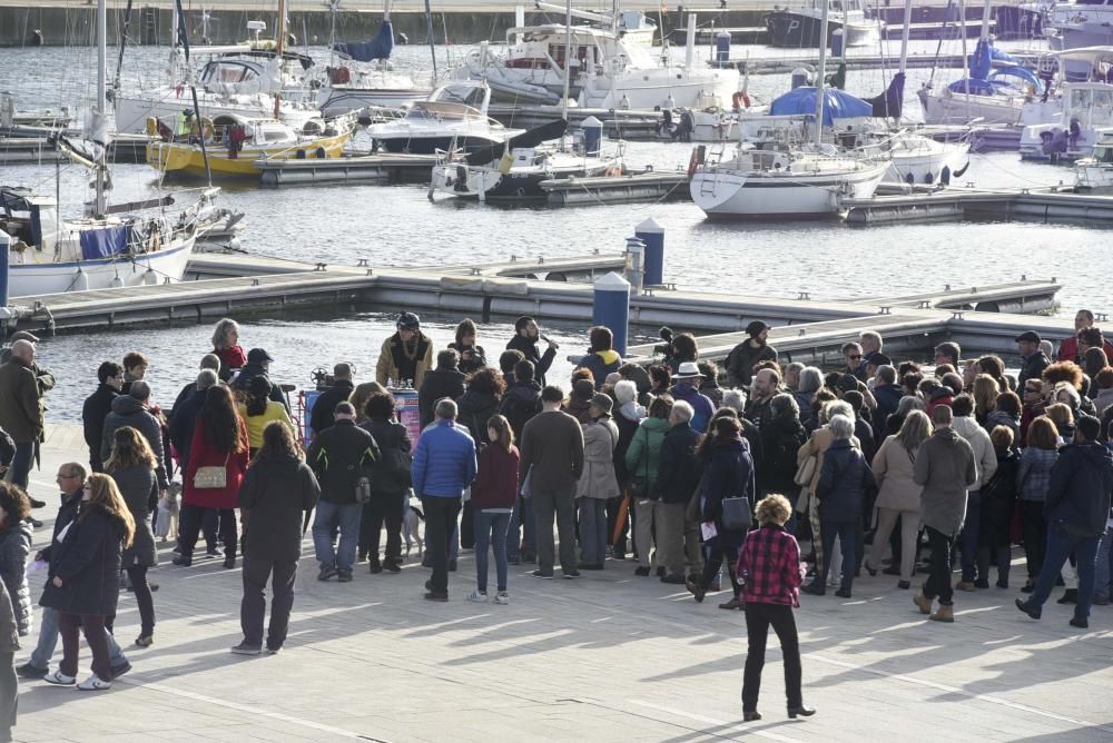 Marea Atlántica organizó la movilización que contó con la asistencia de unas 300 personas para recordar los hitos del "urbanismo depredador" y detener la privatización de la zona portuaria.