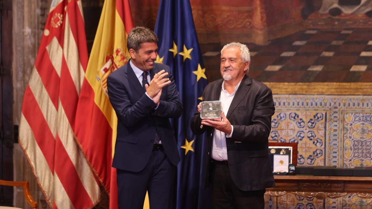 Mazón entrega el galardón a Francisco Torreblanca.