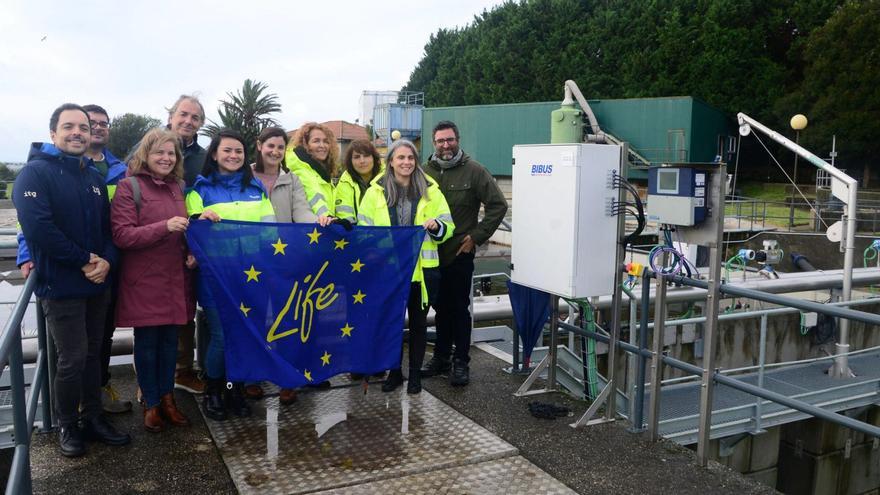 Representantes de Aqualia, de Águas do Norte de Portugal y del Concello de Moaña, ayer en la depuradora de O Latón. |