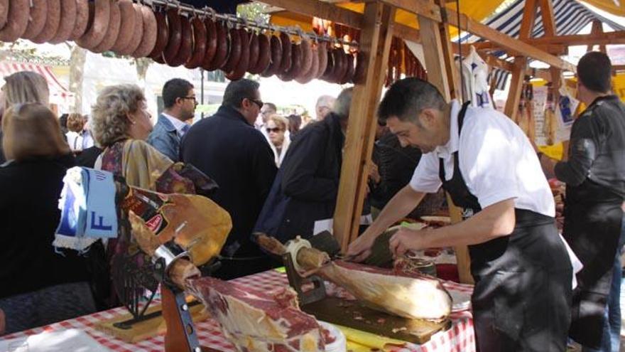 El jamón fue el protagonista del día, todos los visitantes pudieron degustar este producto ibérico y campillero.