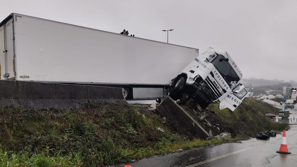 Estado en el que ha quedado la cabina del tráiler tras sufrir el accidente esta mañana en el periférico de Santiago