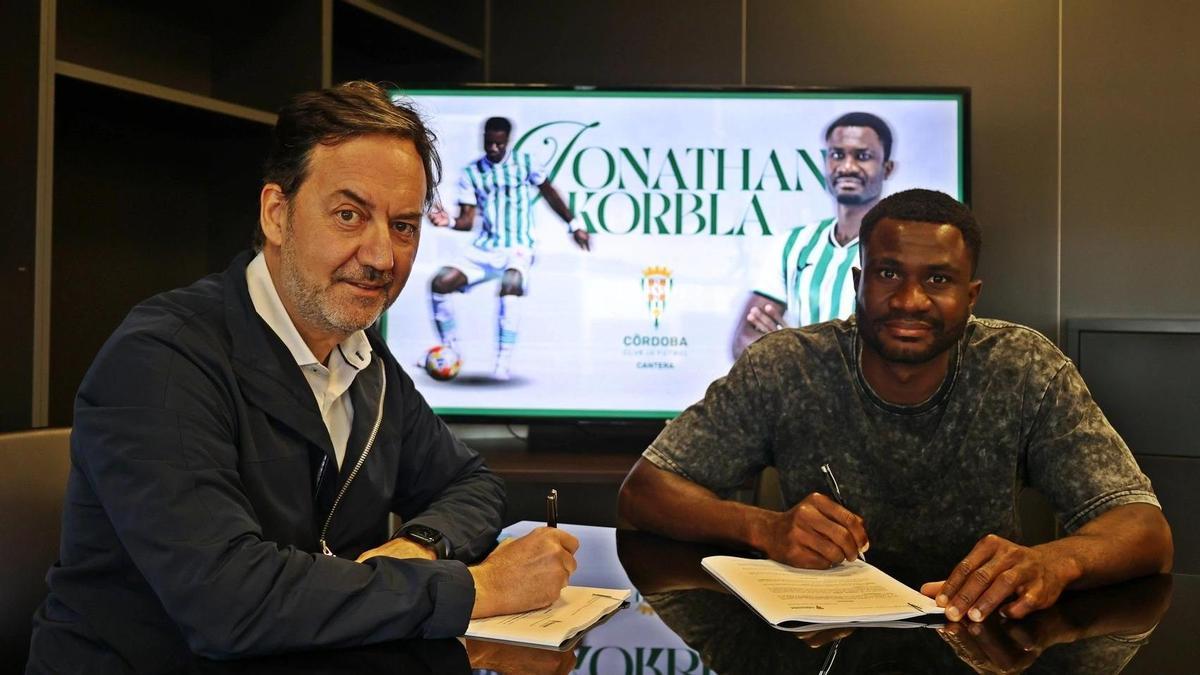 El Córdoba CF B amplía al central Jonathan Korbla hasta 2027 pese a su grave lesión de rodilla