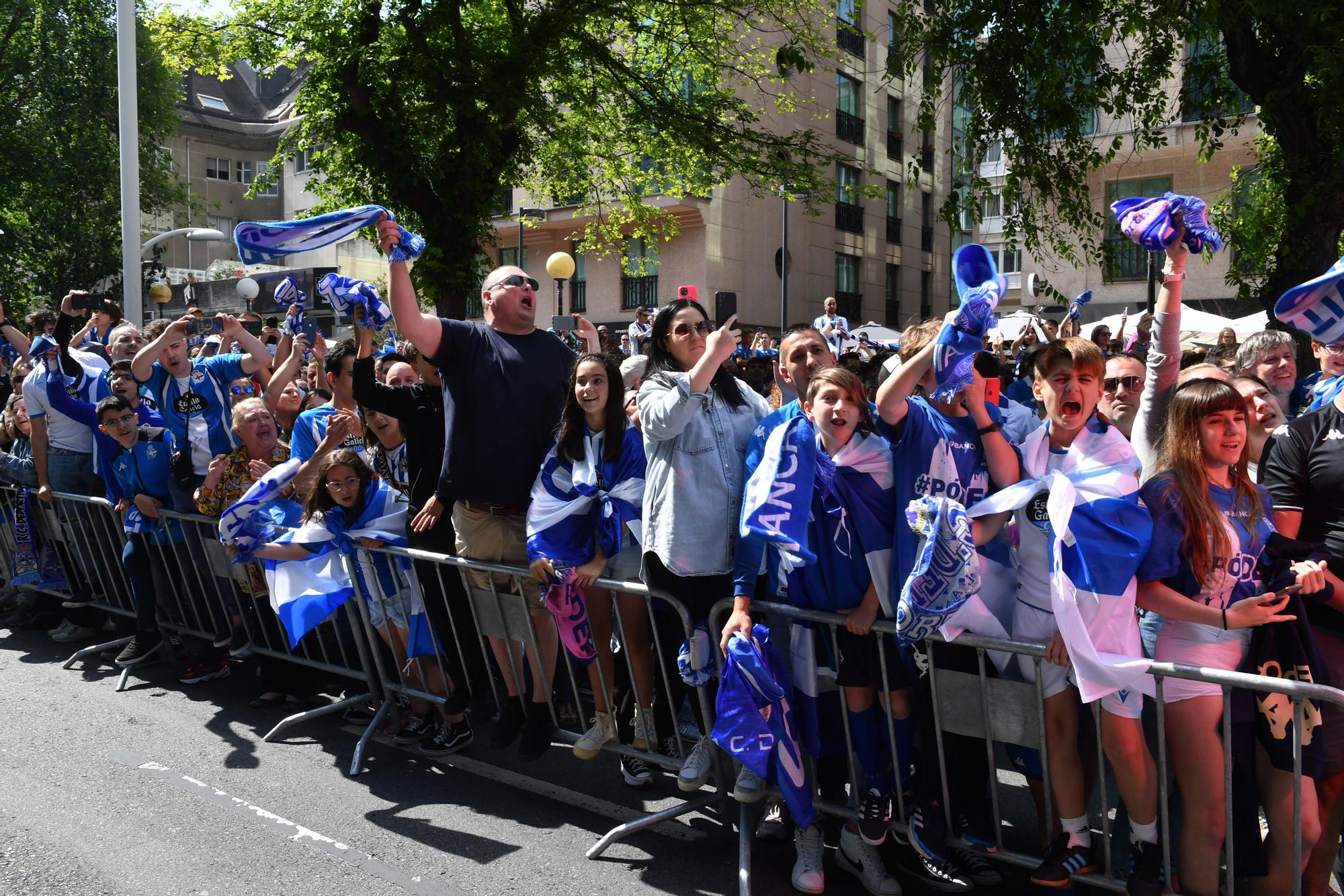 Multitudinario recibimiento de la afición al Dépor en Riazor antes del partido contra el Castellón