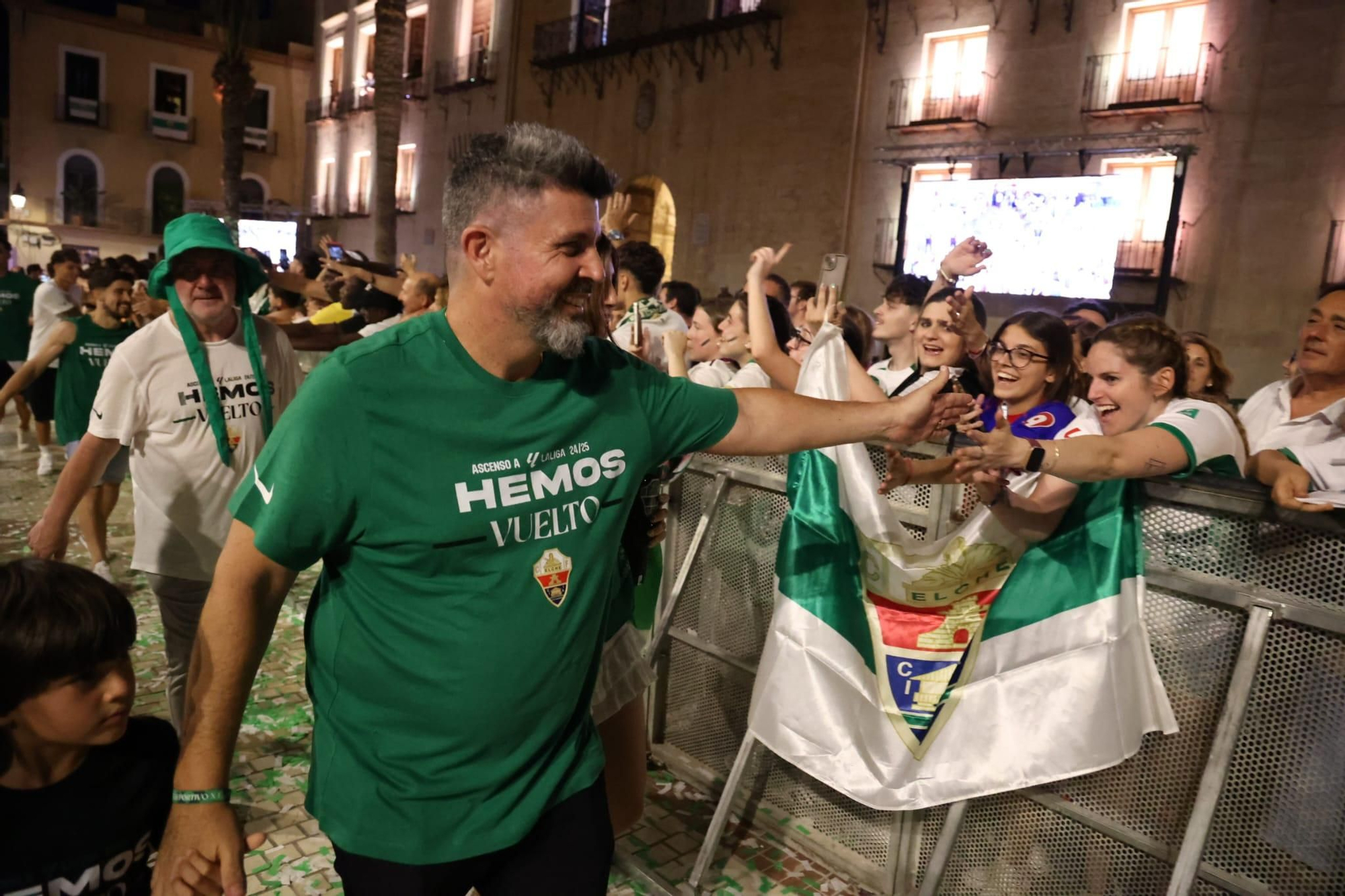 El Elche CF celebra el ascenso a Primera con una rúa en autobús hasta la Plaça de Baix