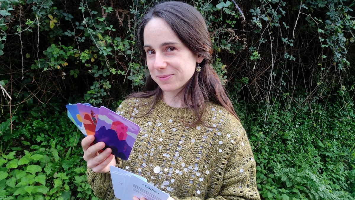 Itinaya, el juego de cartas con el que una redondelana te invita a caminar con otra mirada