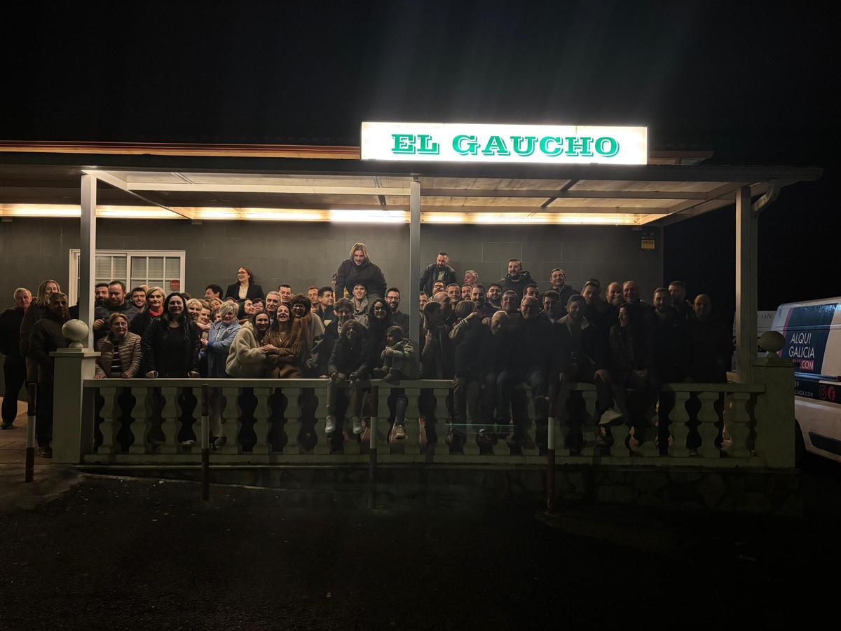 Foto de todo el grupo fuera del restaurante.