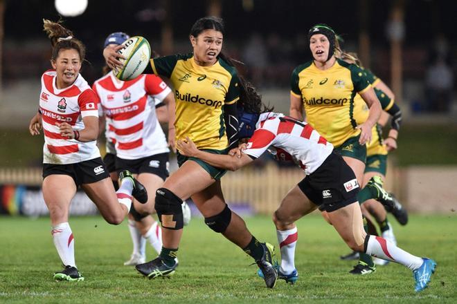 La japonesa Mana Furuta (R) se enfrenta a la australiana Ariana Hira-Harangi (C) durante el partido de prueba de rugby femenino entre Australia y Japón en el North Sydney Oval.