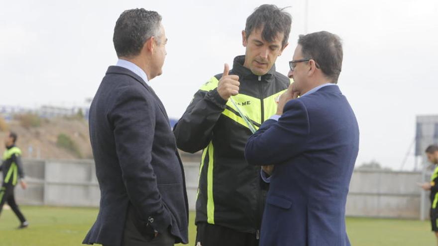 Pacheta dialoga con Diego García y Ramón Segarra en el campo anexo