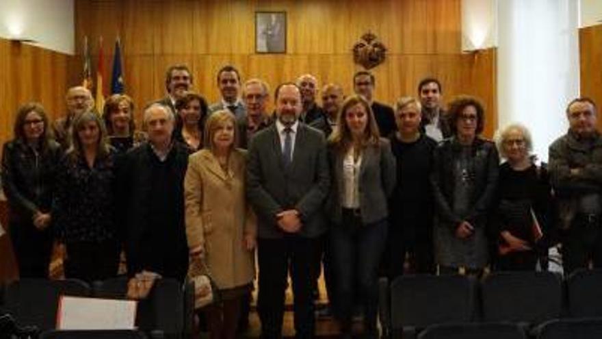 Un instante de la reunión en el salón de plenos de Orihuela.