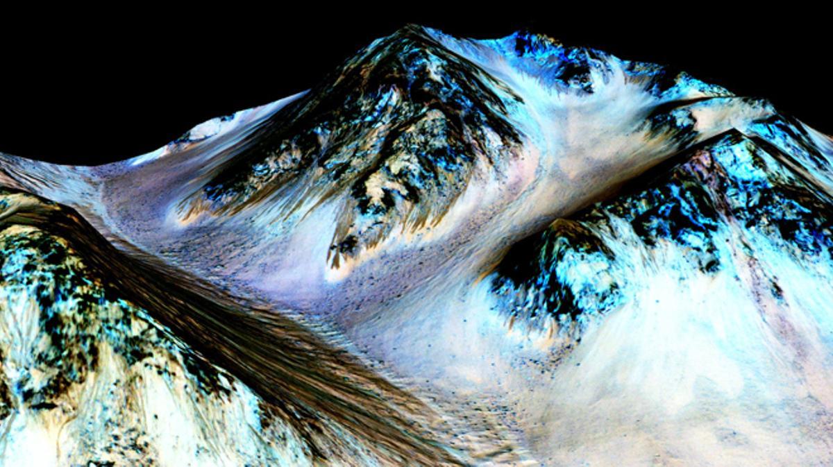 Ratlles fosques i estretes, de 100 metres de longitud, on flueix aigua avui dia a Mart.