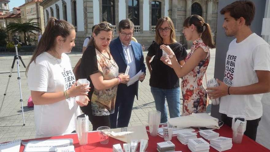 Carlos Font junto con Laura Iglesias y las concelleiras Gloria Blanco y Paloma Castro. // Rafa Vázquez