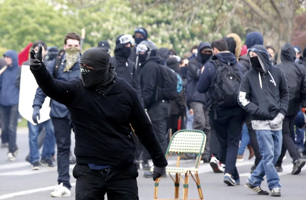 Miles de trabajadores y estudiantes volvieron a protestar en Francia contra la reforma laboral del Gobierno socialista, en una jornada que se saldó con perturbaciones en los transportes y altercados e