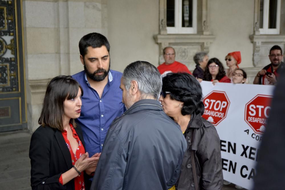 El colectivo denuncia la complacencia de Xulio Ferreiro con Abanca, entidad financiera a la que responsabiliza de la intención de desahuciar a los propietarios de tres viviendas.