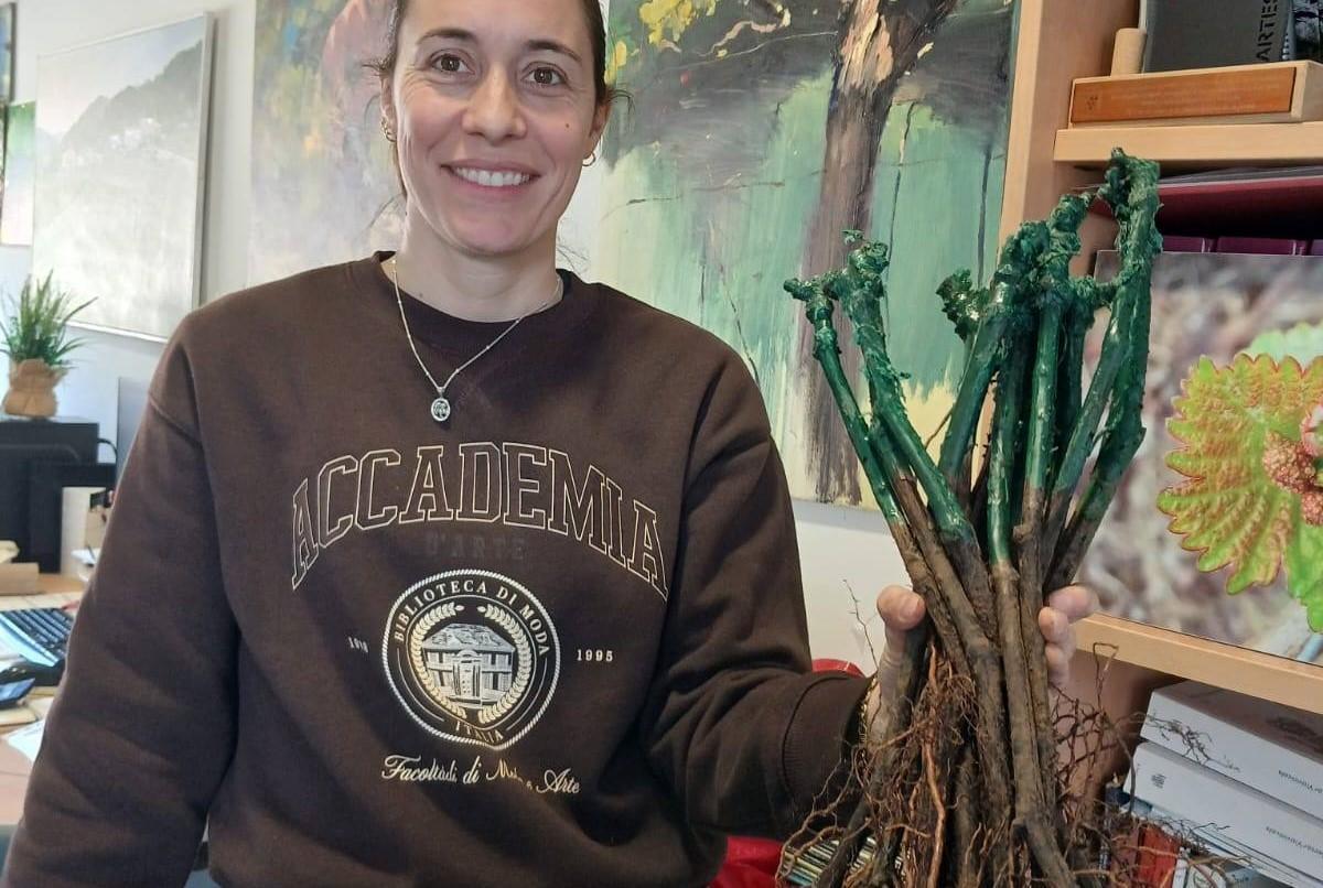 María José Fuertes, técnica de la DOP, mostrando las nuevas plantas.
