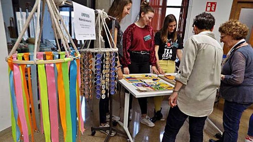 Alumnes del grau que han elaborat material sensorial a petició de l&#039;escola Jeroni de Moragas d&#039;Ampans