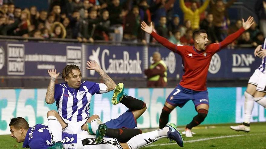 Sergio León, a la derecha, durante la visita de Osasuna al Alavés.