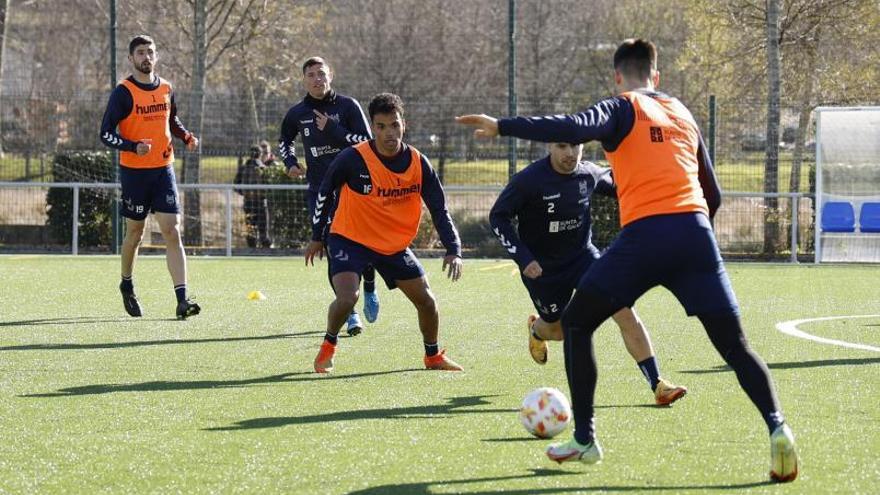 Varios jugadores del Pontevedra, en una sesión de entrenamiento en A Xunqueira.