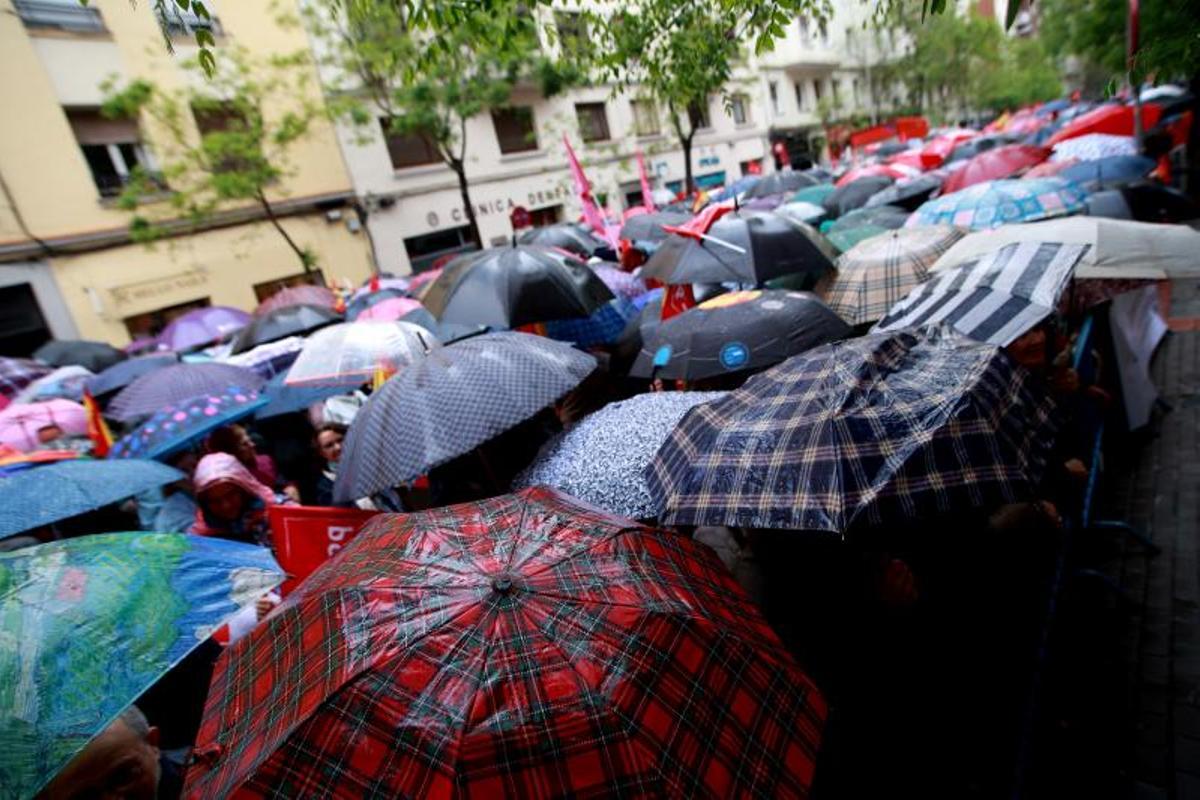 Más de un millar de militantes socialistas se concentran bajo la lluvia en Ferraz en apoyo a Sánchez