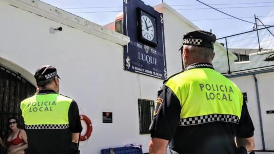 Dos agentes de la Policía Local observando una de las cámaras de la piscina José Trenzano.