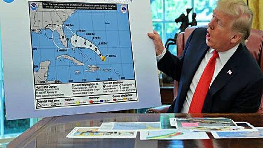 Donald Trump, mostrant el mapa manipulat de la trajectòria de l&#039;huracà «Dorian».