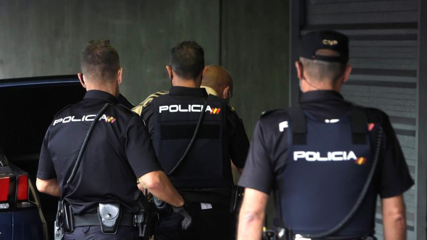 Un grupo de agentes conduce a un detenido a dependencias policiales.