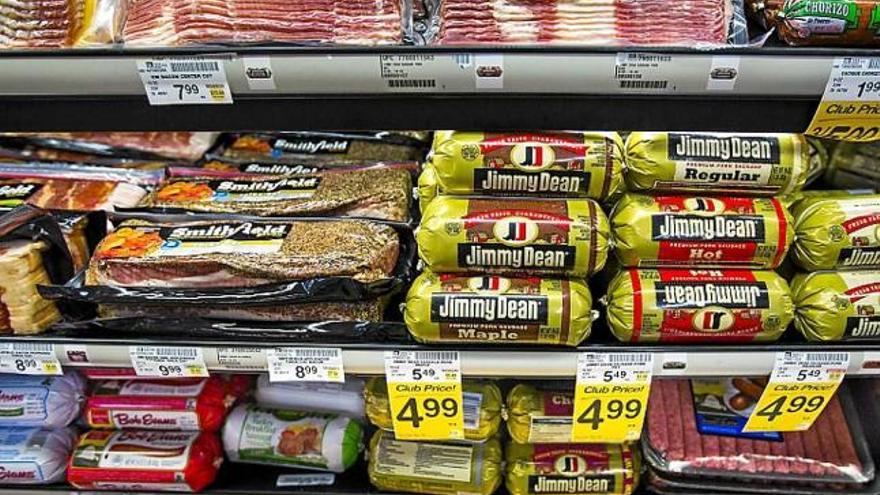 Prestatges d&#039;un supermercat als EUA plens de bacon i salsitxes