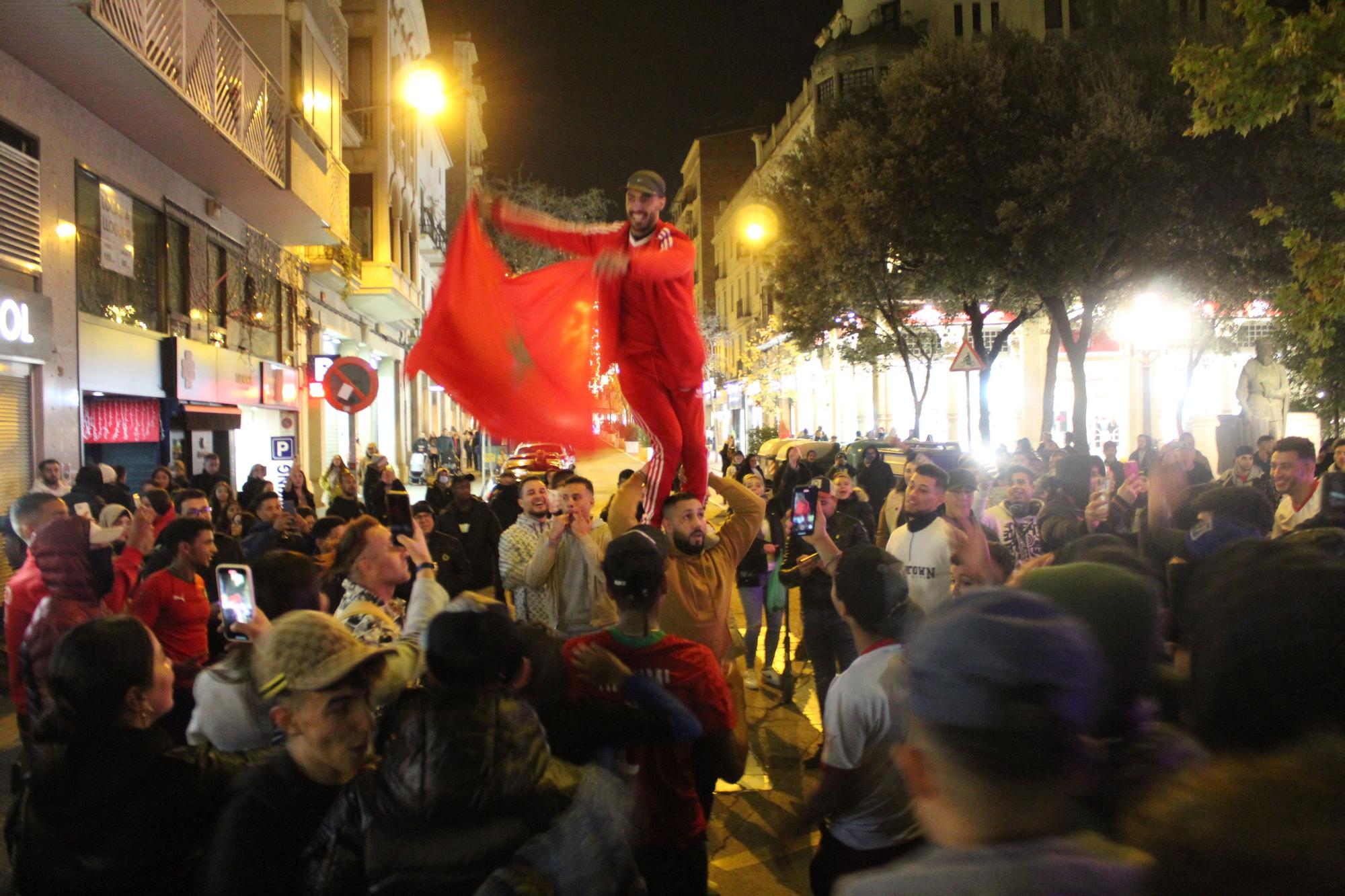 Eufòria entre la comunitat marroquí de Manresa en la celebració de la victòria contra Espanya al Mundial de Qatar