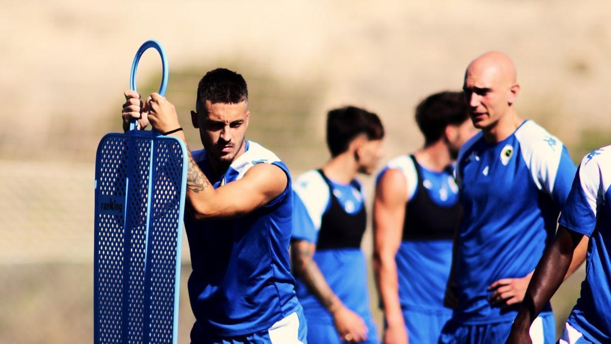 Javi Rentero, que no puede jugar por sanción, observa a Sotillos, que apunta a titular en el Hércules-Sevilla B