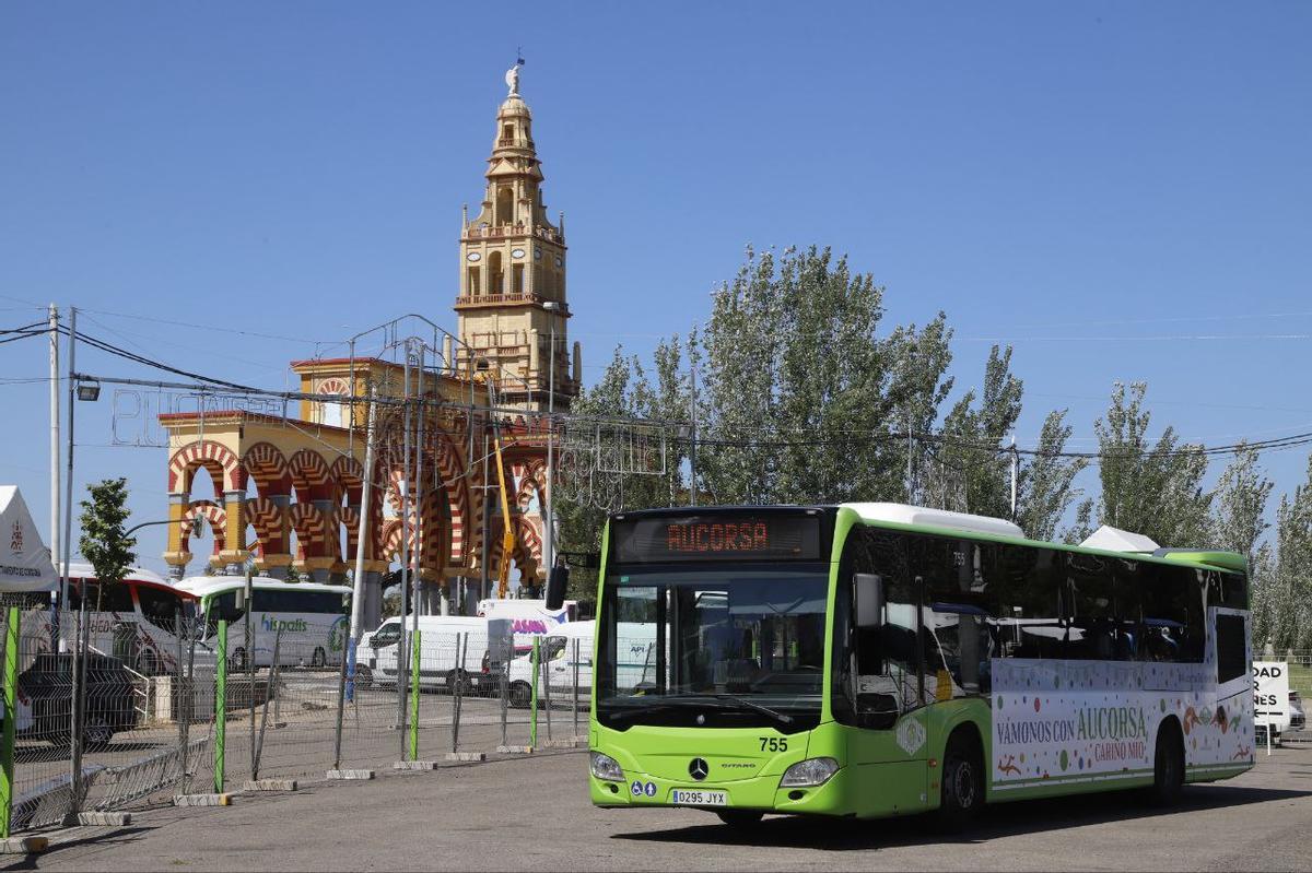 Autobús de Aucorsa en la parada junto a El Arenal.