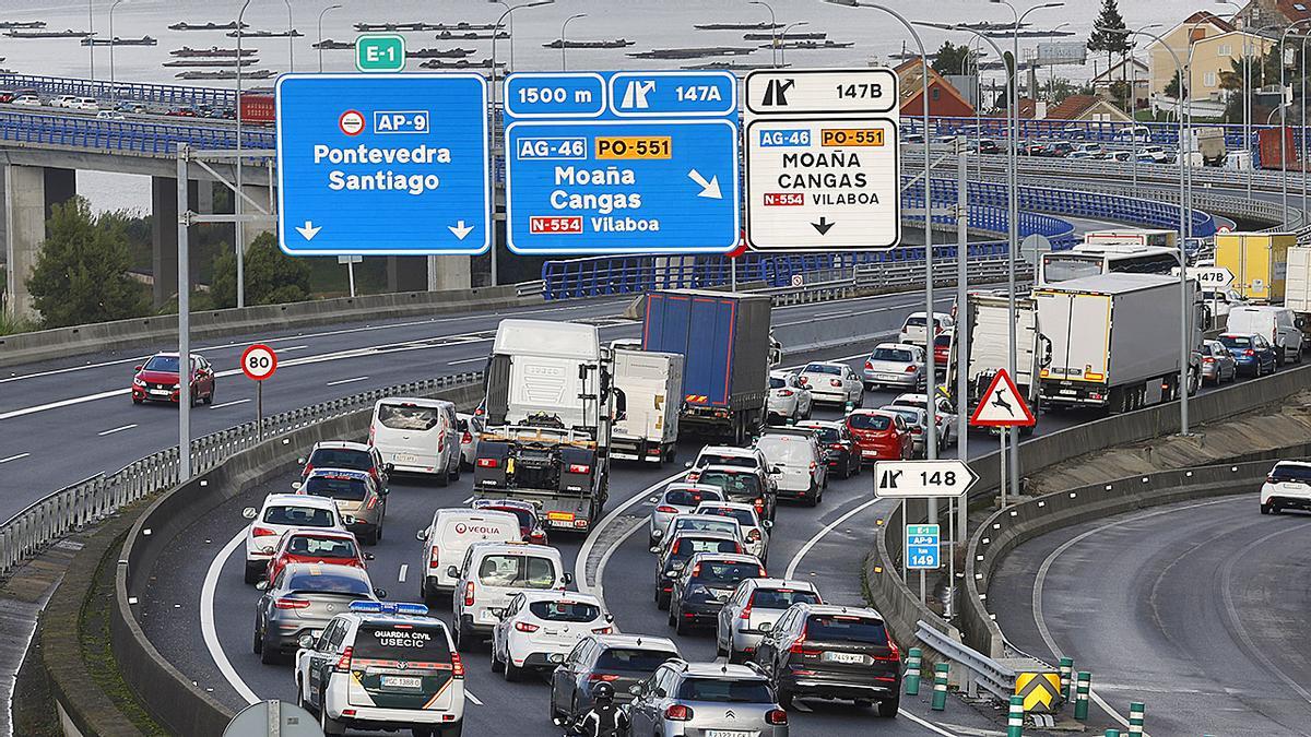 Camiones y turismos por la AP-9 con Rande al fondo.