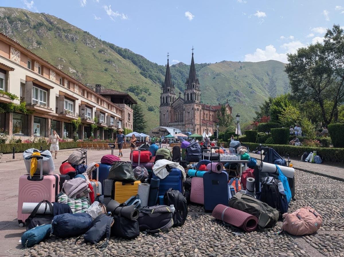 Los jóvenes abandonaron Covadonga tras la misa.