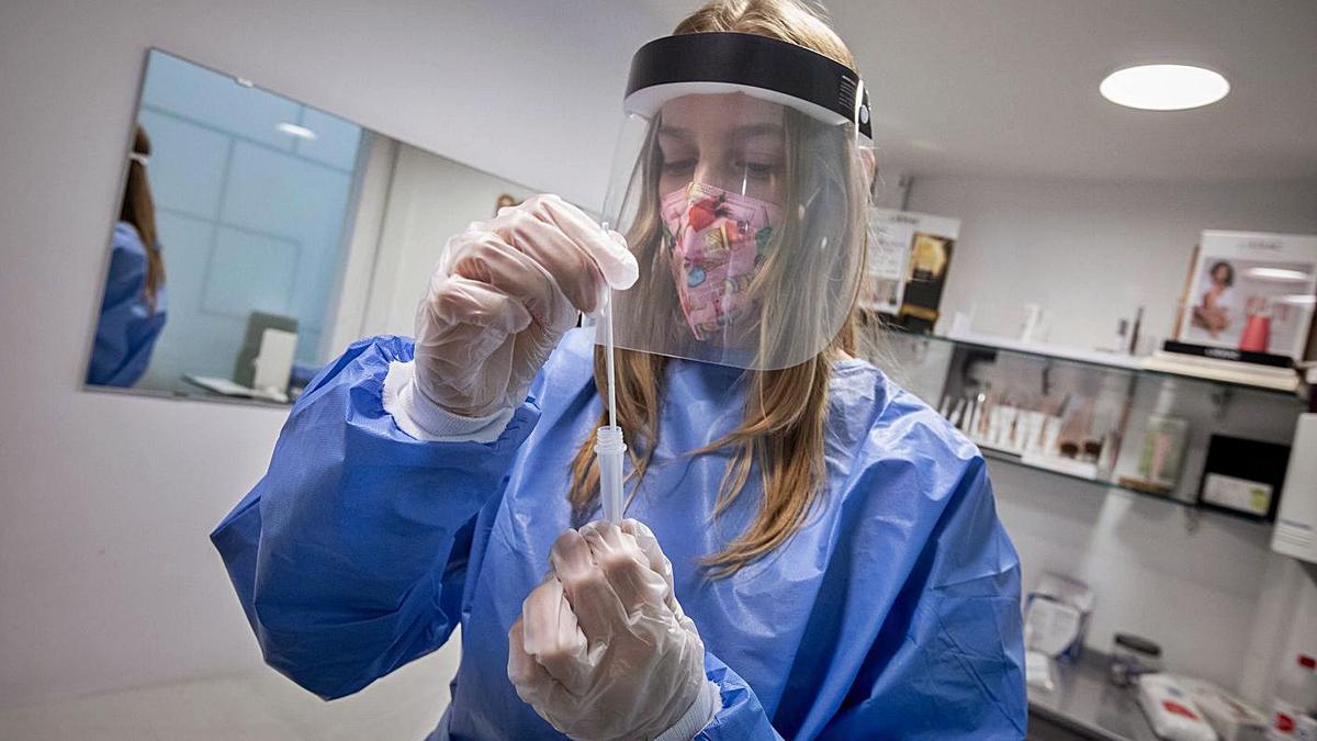 Una mostra de test d’antígens en una farmàcia de Barcelona. | FERRAN NADEU