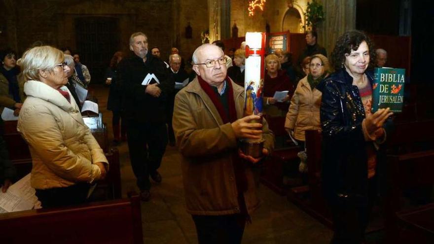 Asistentes, ayer, a la celebración ecuménica de la palabra y la oración en la basílica de Santa María.// R. V.