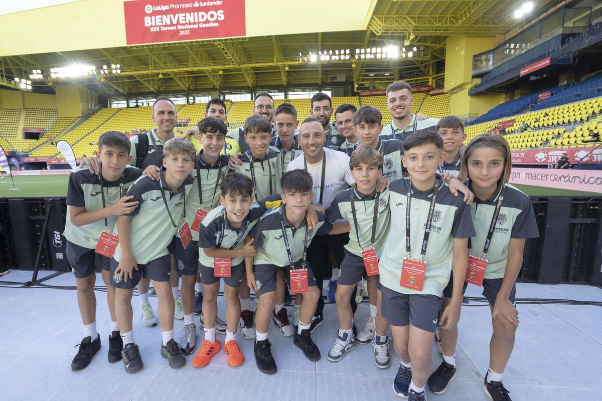 Los jugadores del Villarreal, junto a Santi Cazorla, la leyenda del Submarino.