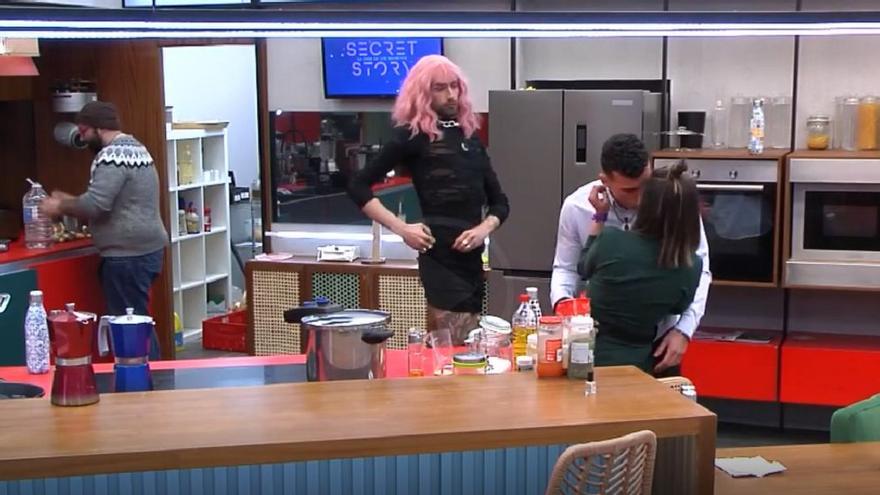 Secret Story: el beso en la cocina de Adrián y Marta que nadie se esperaba