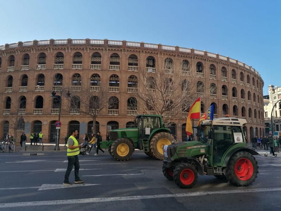 FOTOS: La tractorada de los agricultores toma València