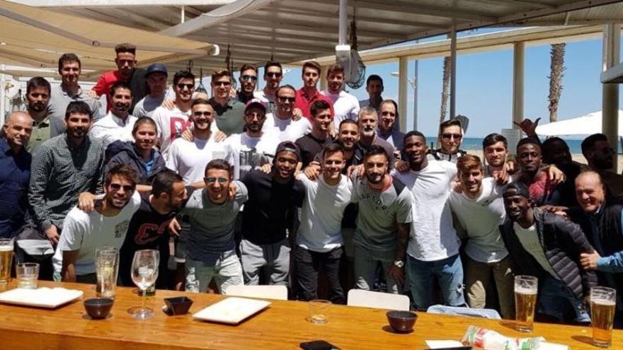 La plantilla azulgrana celebra con una comida en la playa la permanencia en Primera División.