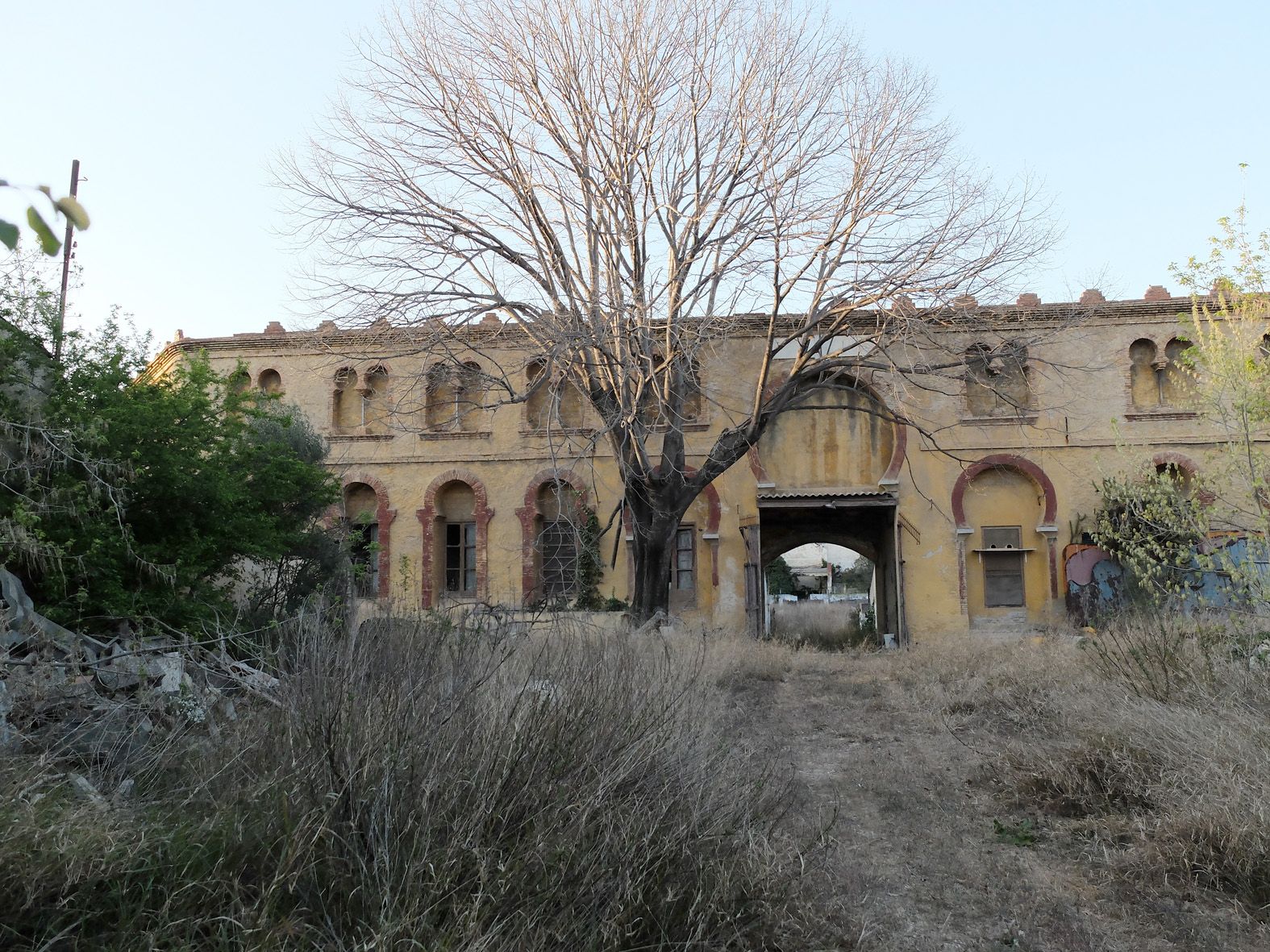 La plaça de Braus de Figueres totalment abandonada