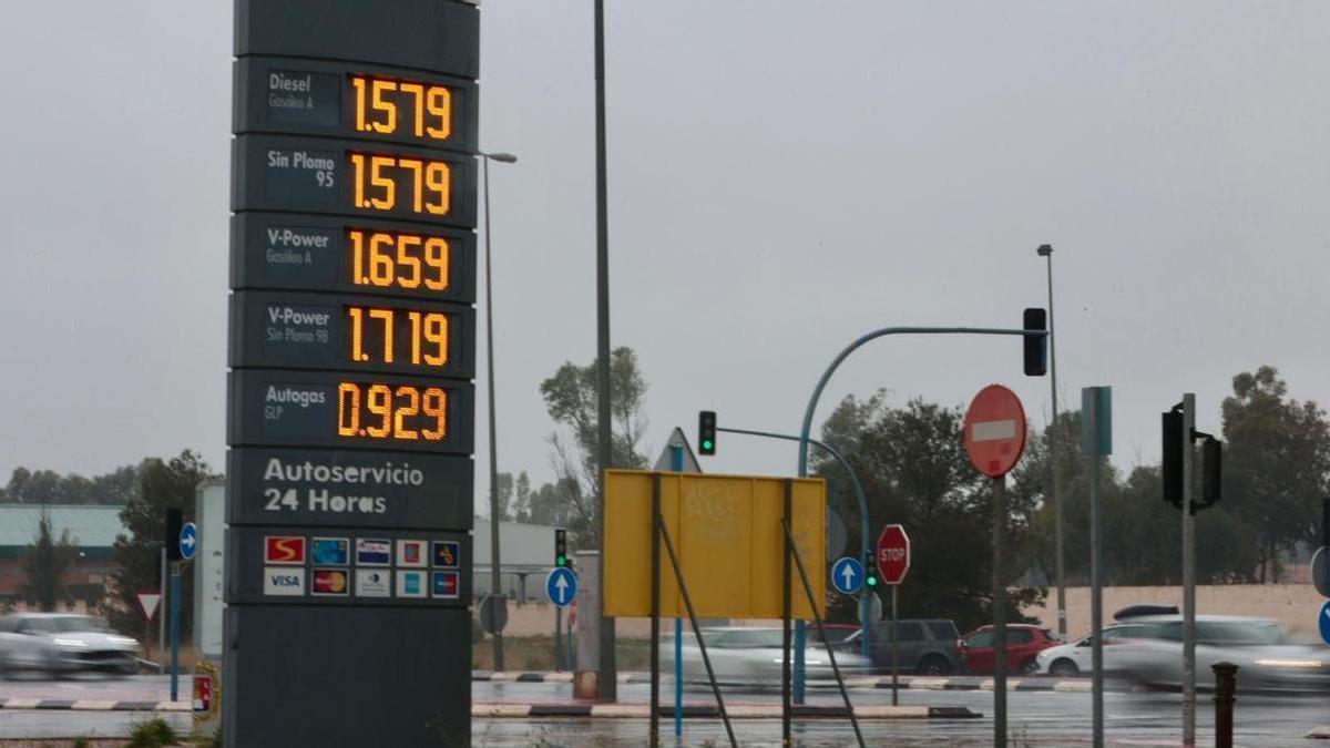 Gasolineras, precios del combustible y conductores repostando