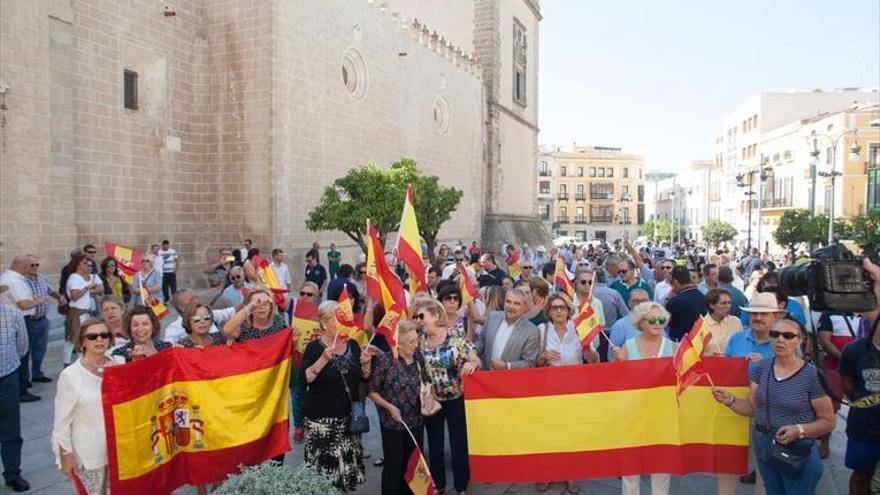 200 personas apoyan la labor de los agentes en Cataluña