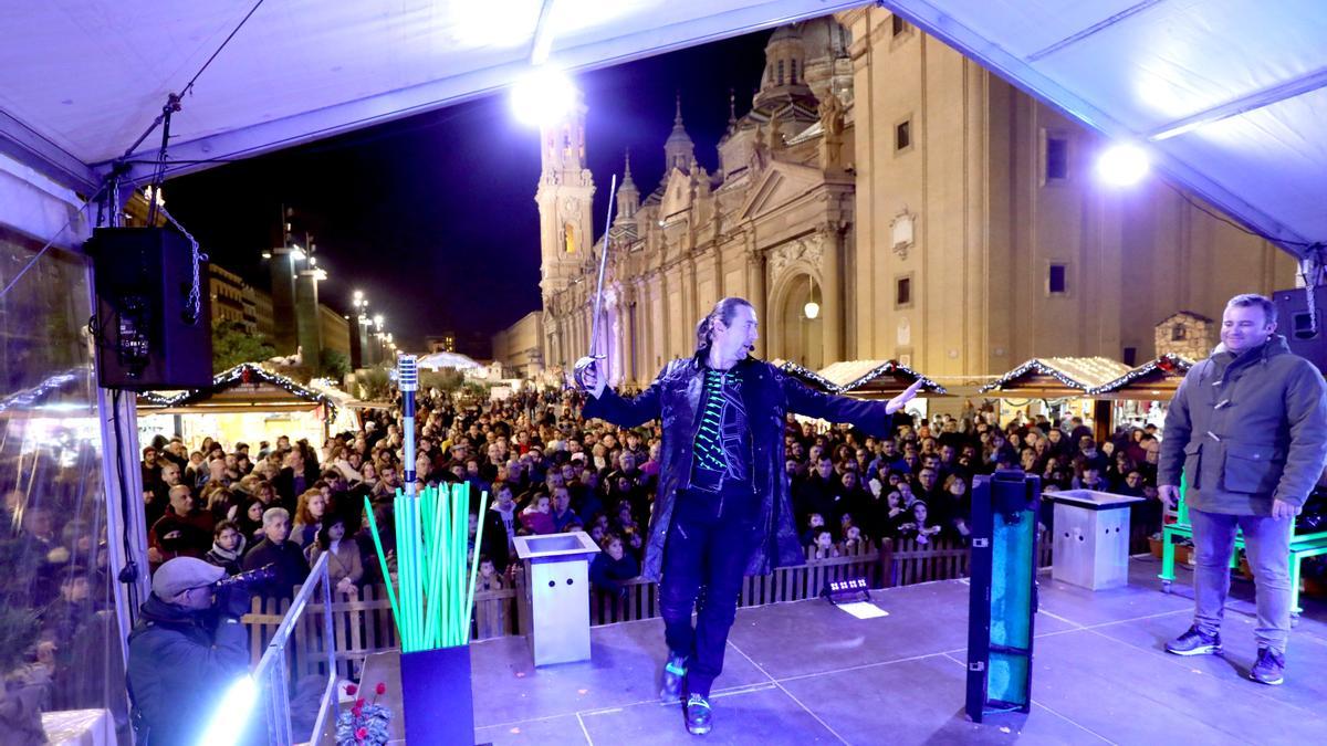 Sasha, en su espectáculo en la plaza del Pilar de Zaragoza.