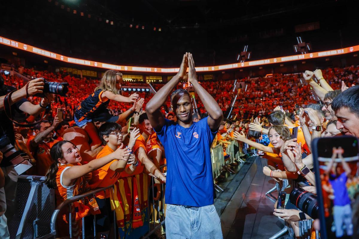 La celebración del Valencia Basket de la Liga Endesa en el Roig Arena, en imágenes