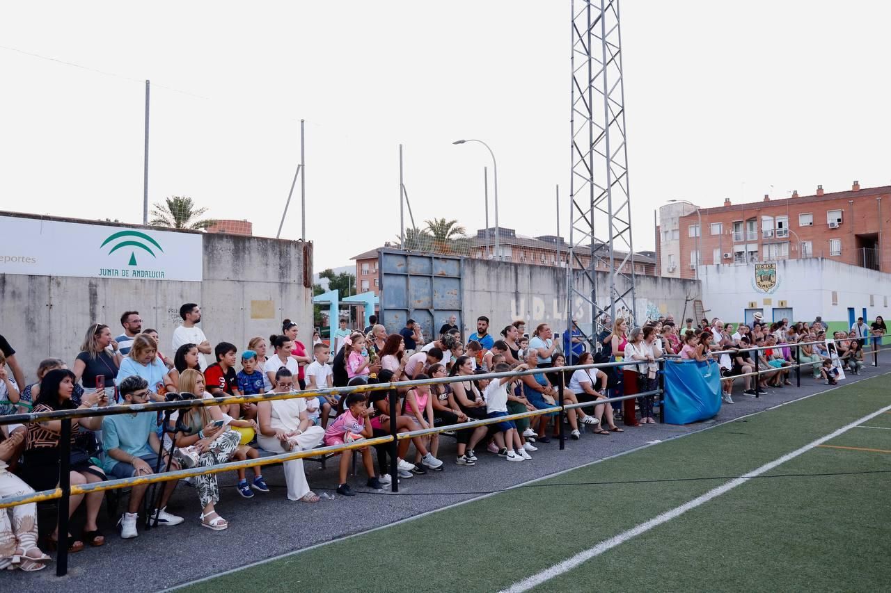 Las Palmeras homenajea a catorce estudiantes