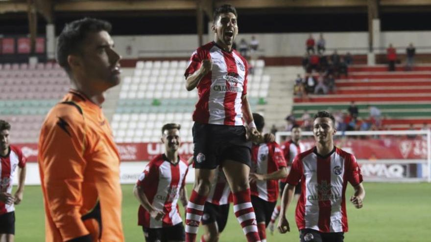 Carlos Ramos celebra el gol marcado de falta