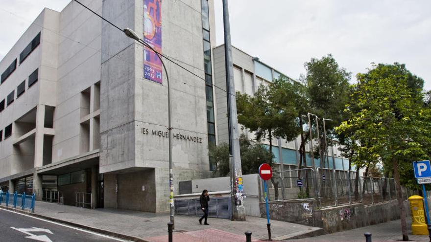 Imagen panorámica del exterior del IES Miguel Hernández.