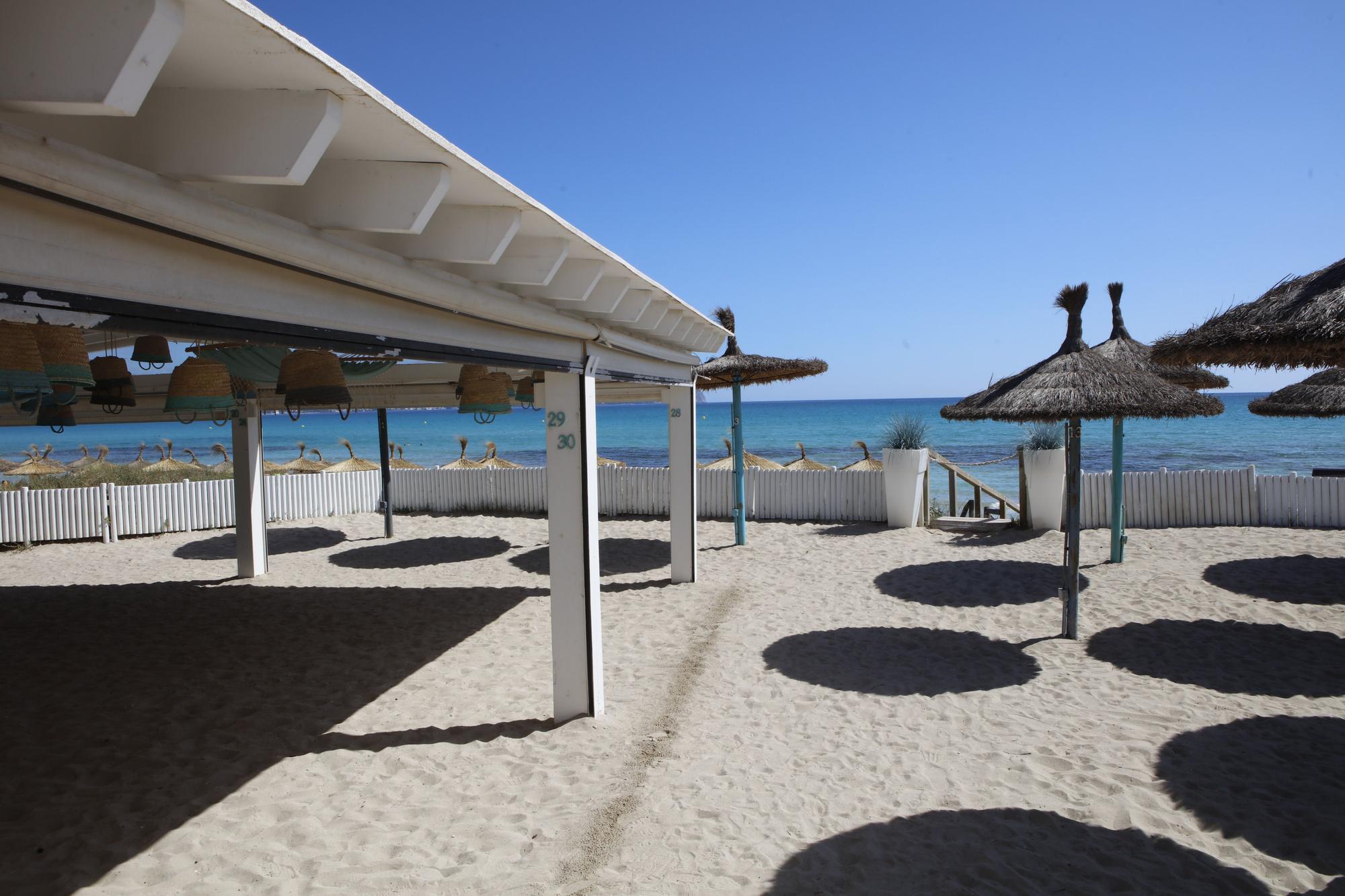 Auf Sand gebaut: Strandlokale und Häuser der Siedlung Ses Casetes des Capellans an der Playa de Muro
