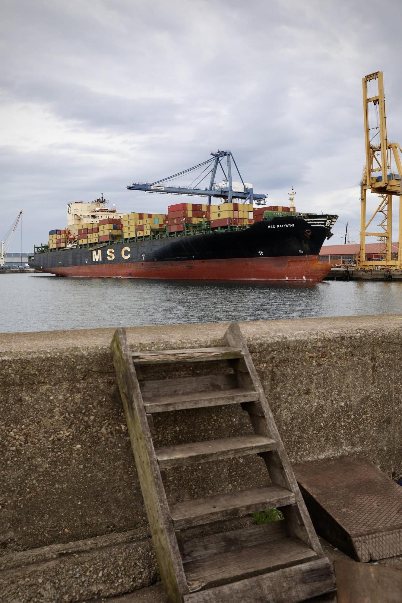 Así es el mayor barco de contenedores de la historia de El Musel (en imágenes)