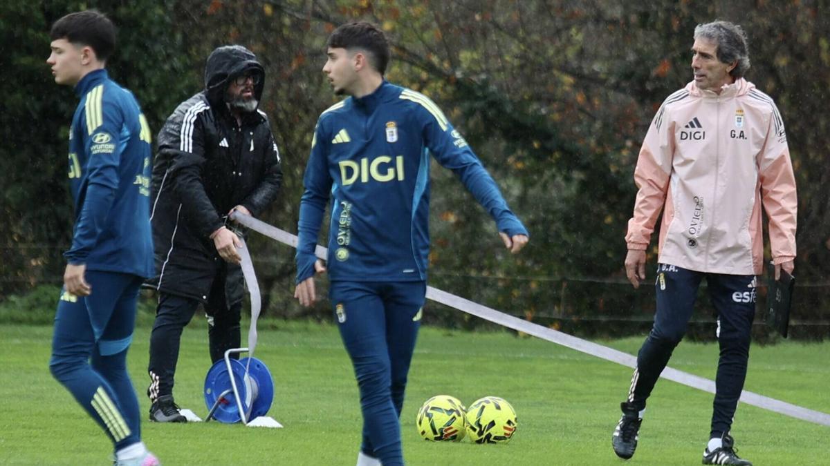 VÍDEO: Guillermo Almada, nuevo técnico del Oviedo, ya pisa el césped de El Requexón