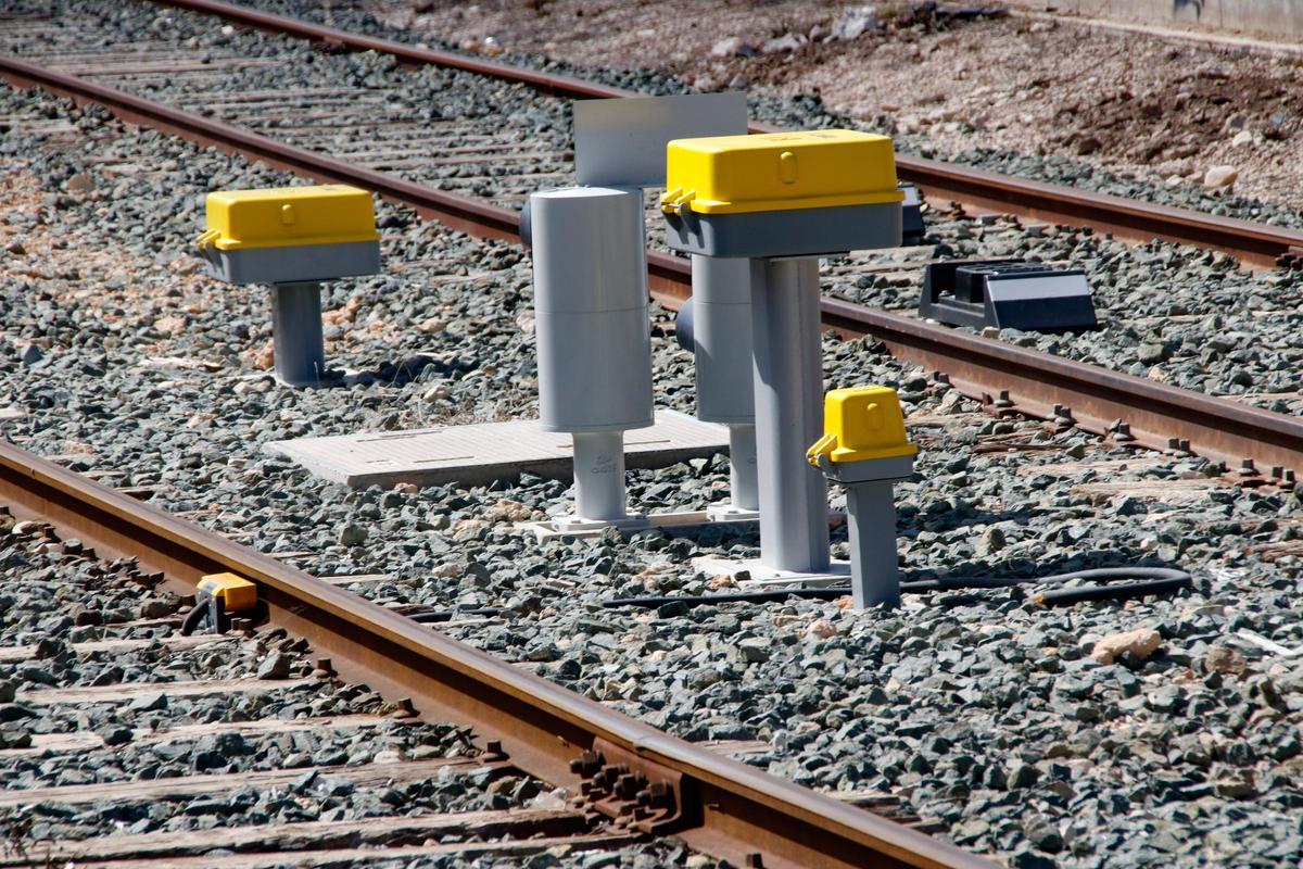 Detalle de elementos de señalización y balizamiento instalados en la estación de Alcoy.
