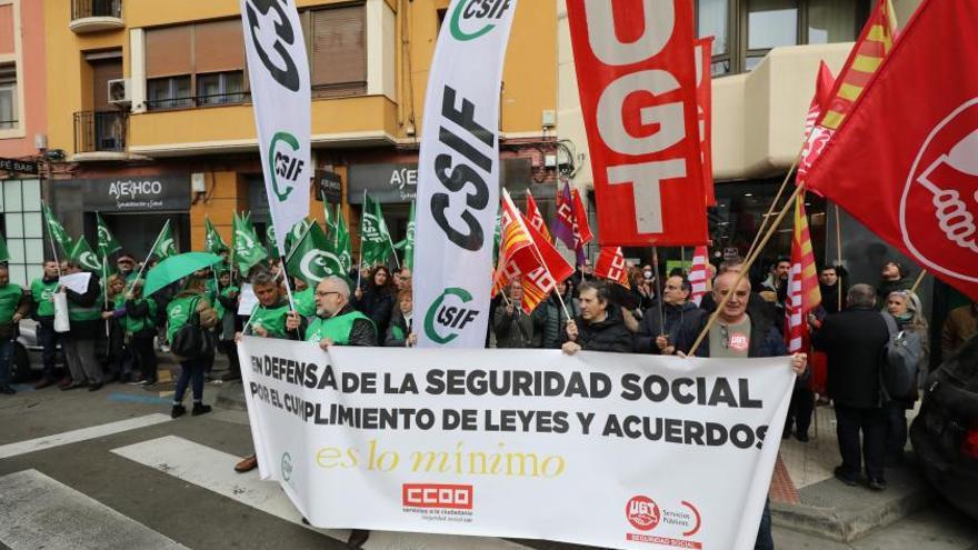 Una protesta sindical a las puertas de la oficina de la Seguridad Social en Zaragoza, el pasado mes de febrero. | ÁNGEL DE CASTRO